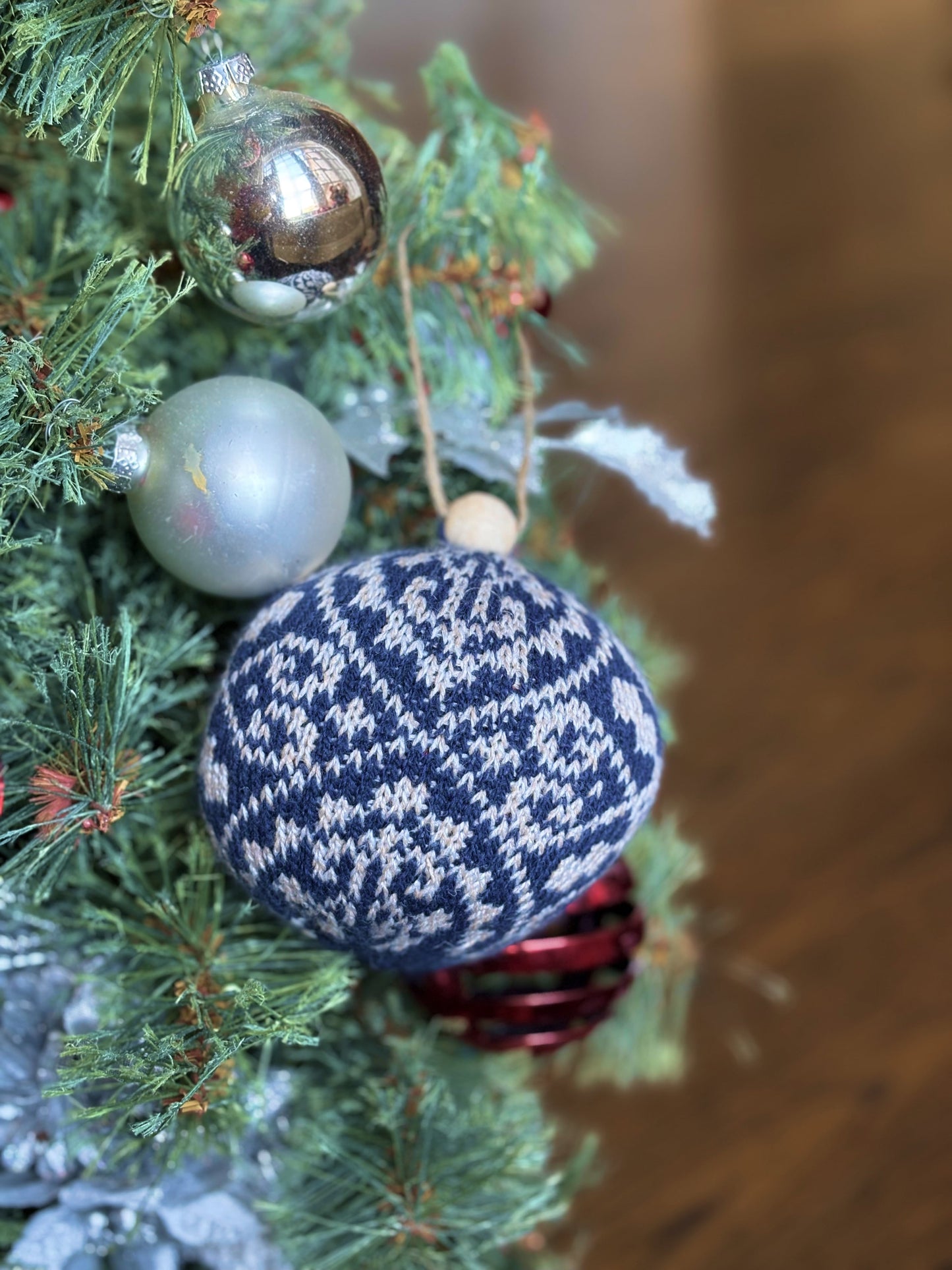 Nordic Yarn Ornament - Recycled Sustainable Christmas Decor Toy (Zelta - Navy)